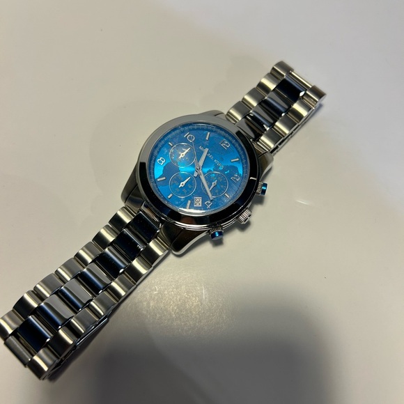 Michael Kors Watch Hunger Stop Oversized Runway Silver-Tone Watch - Picture 16 of 16